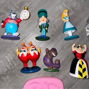 Alice in Wonderland cake decorations